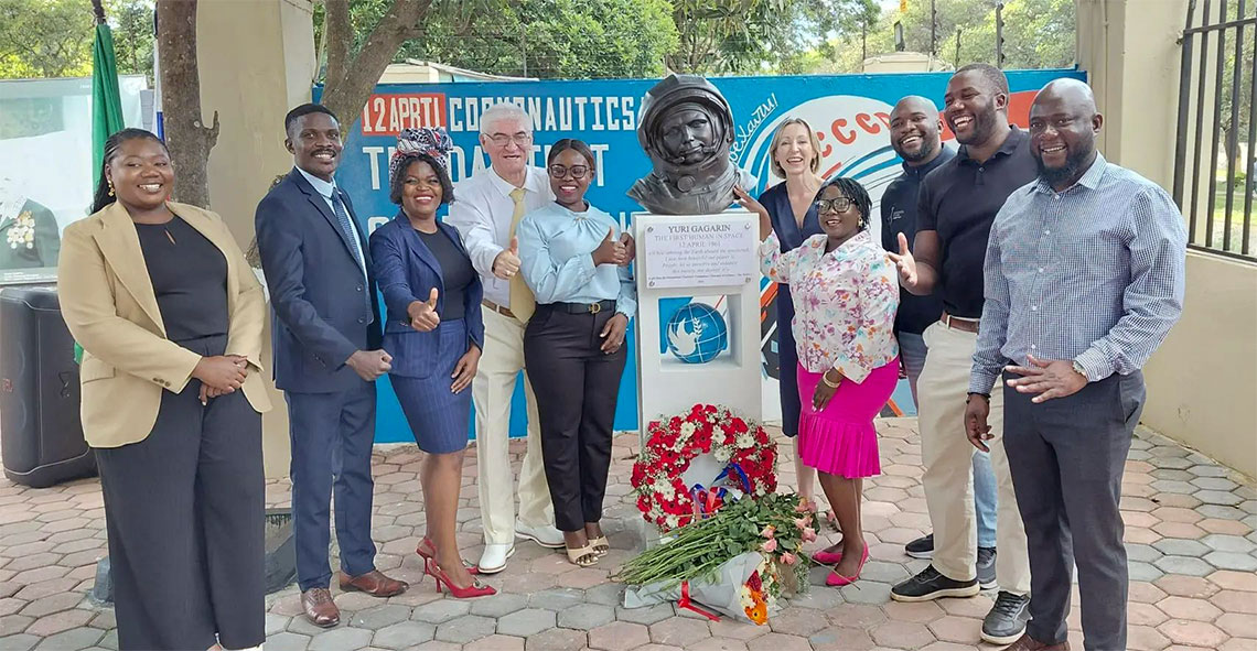 Открытие бронзового бюста Гагарина в Замбии