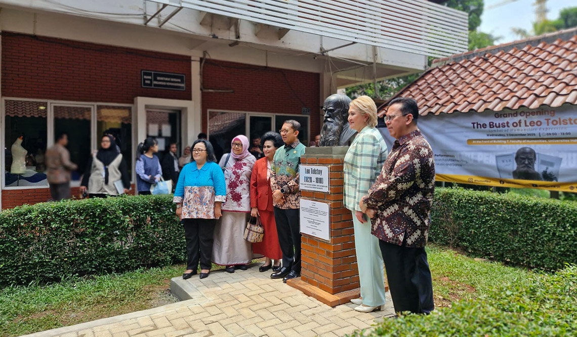 Панно «Циолковский, Королёв, Гагарин» передано в дар Вьетнаму Панно «Циолковский, Королёв, Гагарин» передано в дар Вьетнаму