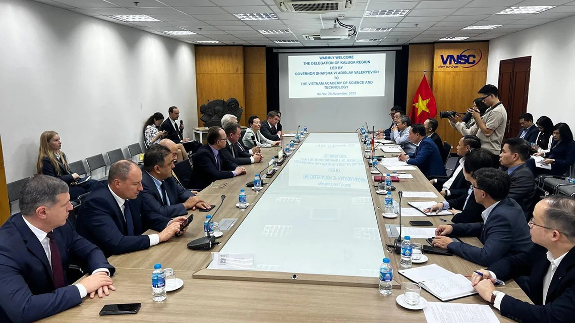 Панно «Циолковский, Королёв, Гагарин» передано в дар Вьетнаму Панно «Циолковский, Королёв, Гагарин» передано в дар Вьетнаму