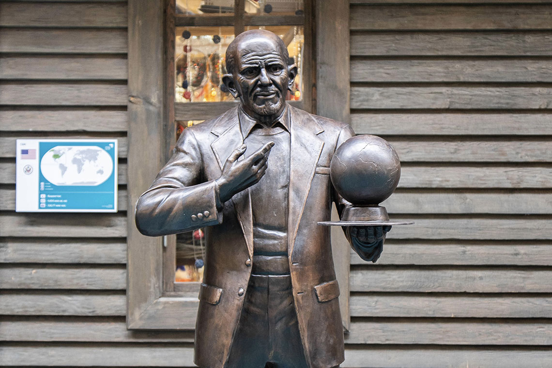 Памятник Жаку Фреско в ЭТНОМИРе