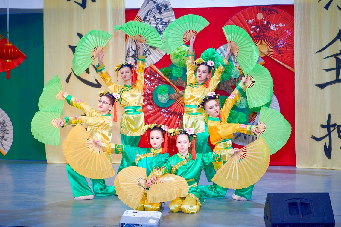 Выступление артистов в ЭТНОМИРе