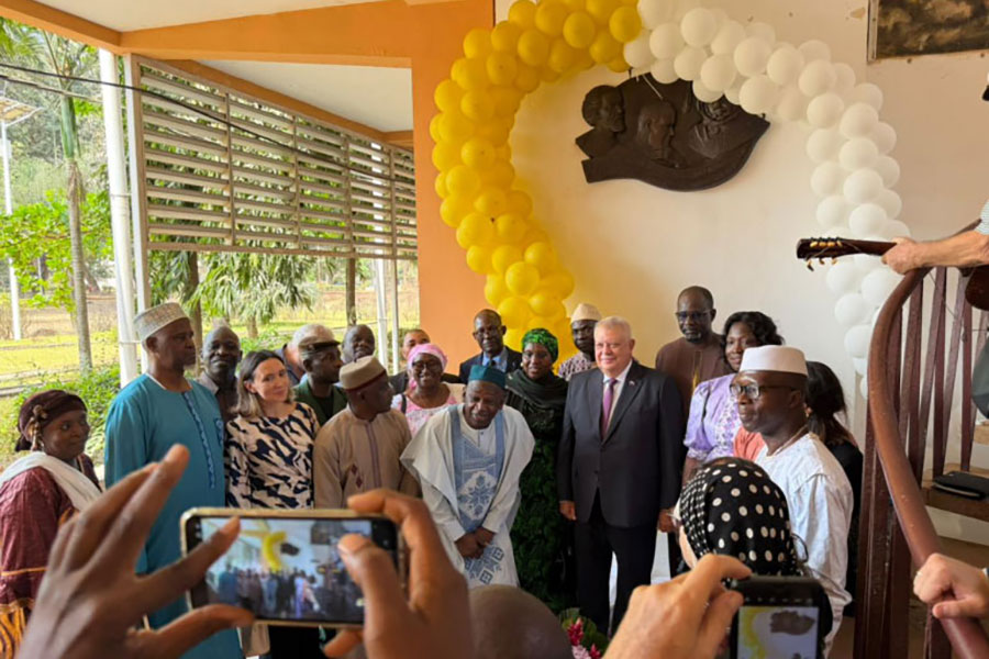 Торжественное открытие панно «Циолковский, Королёв, Гагарин» в Конакри, Гвинея
