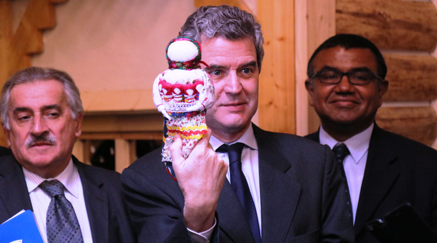 Посол Чили в Москве господин Хуан Эдуардо Эгигурен с традиционной славянской лоскутной куклой