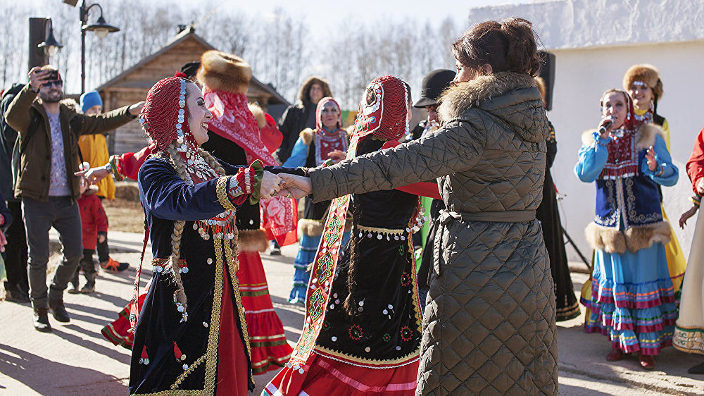 Праздничную программу на свежем воздухе "Семь костров Навруза" открывал башкирский народный ансамбль "Ак-терьма"