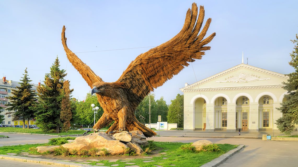 Оригинальная скульптура орла как символ города 