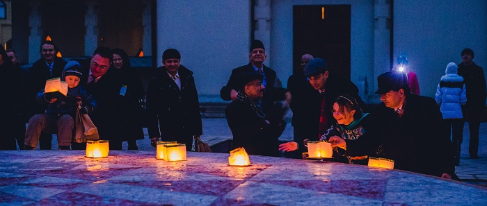 Возложение горящих бумажных фонариков к фонтану «Шри-янтра»