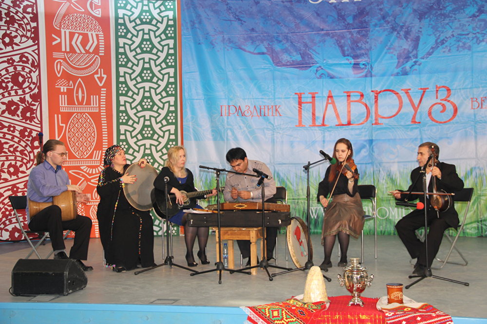 Интернациональный ансамбль "Мехрабанан". Его основатель Хамид Реза Даду уже давно проживает в России, где продолжает сочинять музыку на основе традиционных иранских мотивов