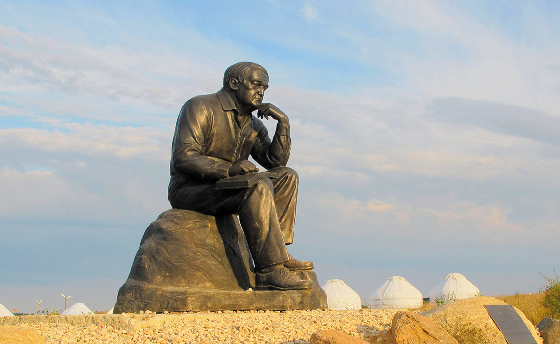 Памятник Гумилёву в Этномире