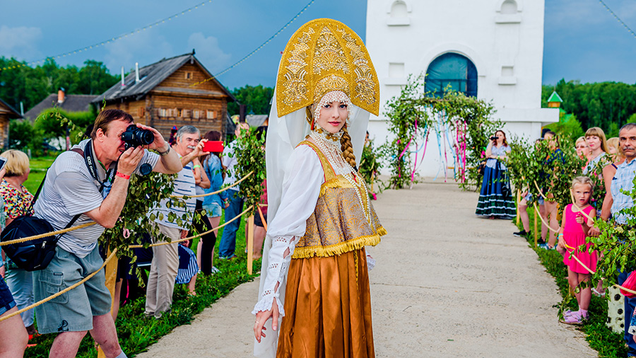 Славянская красавица в костюме от театра реконструкции костюма «Вервица»