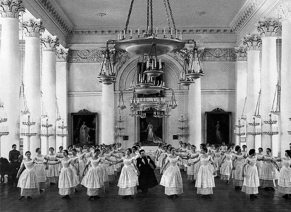Воспитанницы Смольного института благородных девиц на уроке танцев (1889)