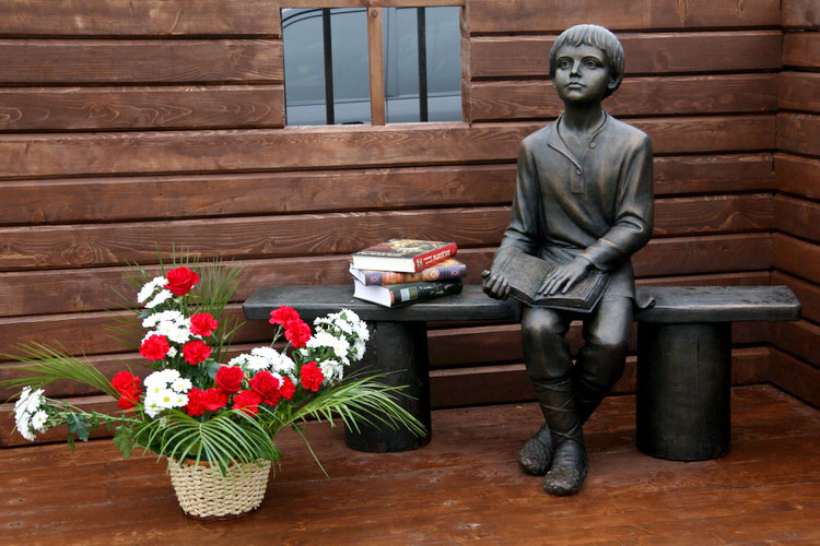 Памятник «Читающий Михайло Ломоносов» в Ломоносовской школе