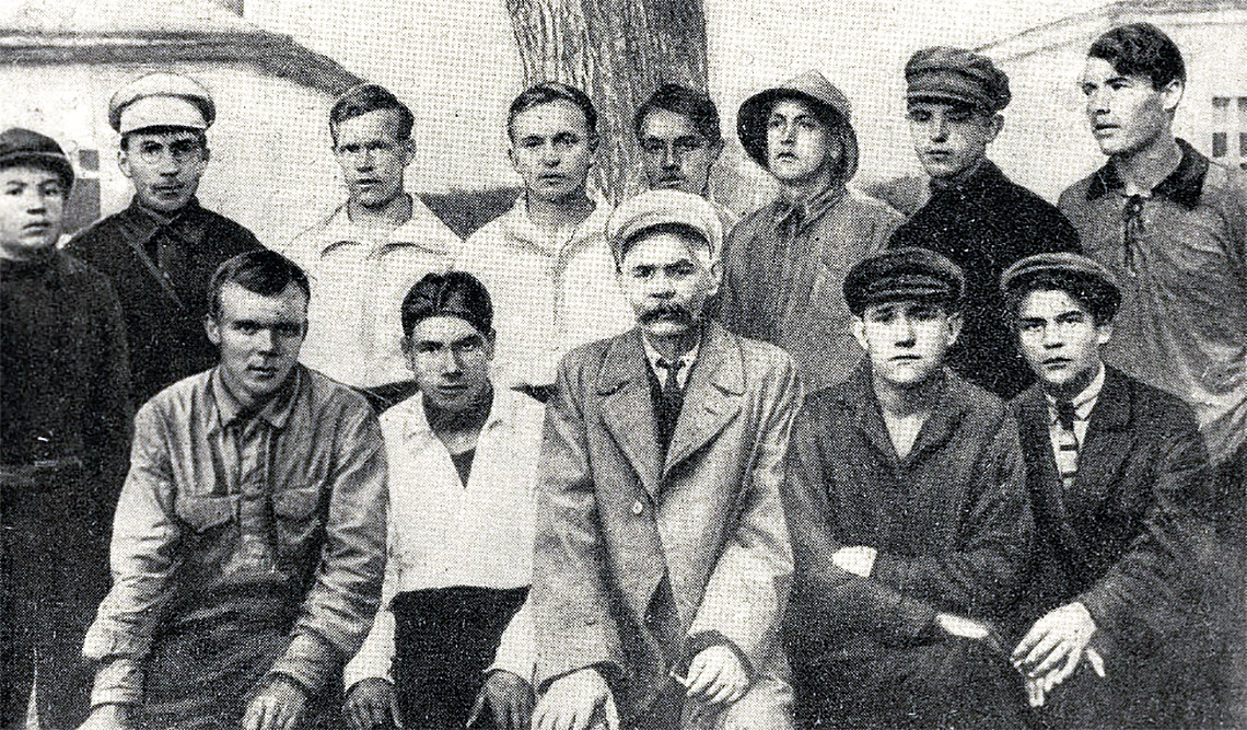 Максим Горький (в центре) и основатель детской коммуны Антон Семенович Макаренко (слева во втором ряду) среди бывших колонистов-рабфаковцев, 1938 год