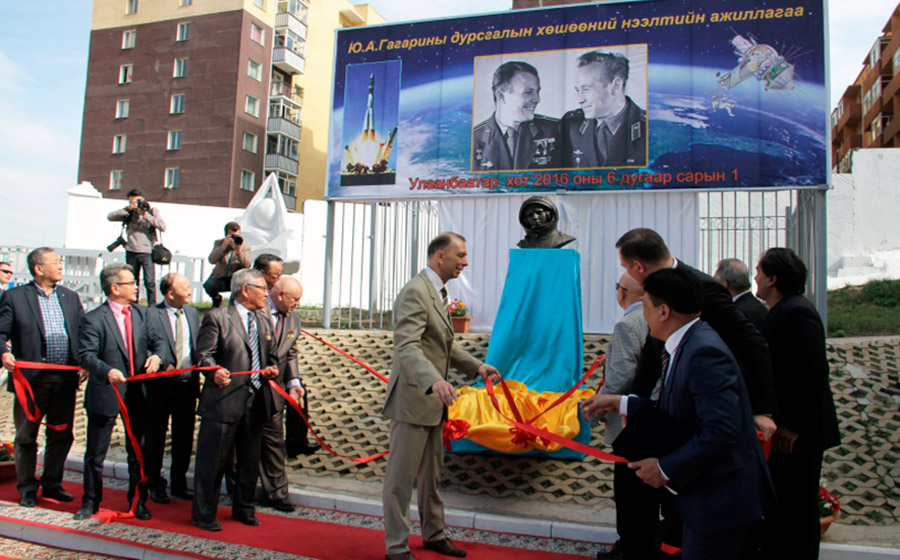 Церемония открытия бюста Юрия Гагарина в Улан-Баторе