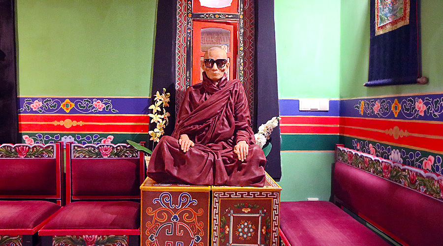 скульптурное изображение почитаемого мьянманского монаха Мингуна Саядо
