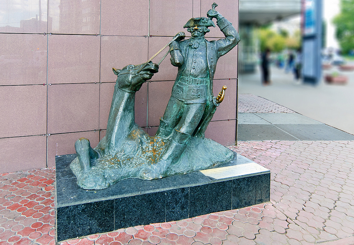 Памятник барону Мюнхгаузену в Москве около метро «Молодёжная»