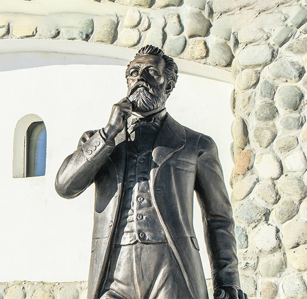 Памятник Жюлю Верну в ЭТНОМИРе