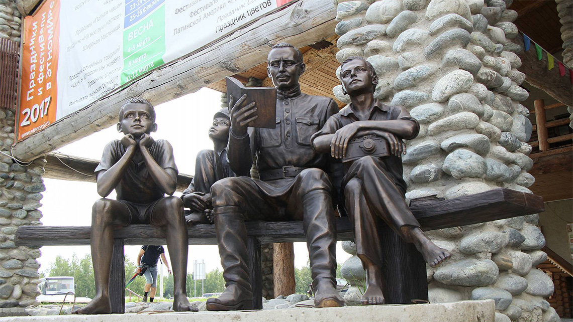 Памятник Антону Макаренко в ЭТНОМИРе
