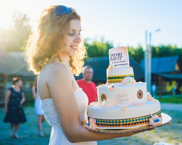 Трехъярусный свадебный торт с фирменным логотипом парка