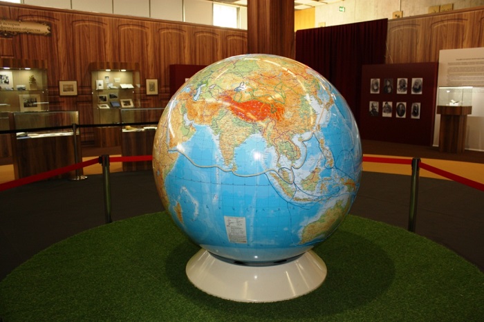 Огромный глобус в зале истории РГО