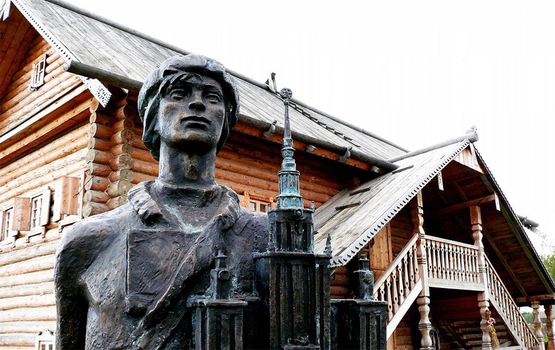 Памятник Ломоносову в ЭТНОМИРе