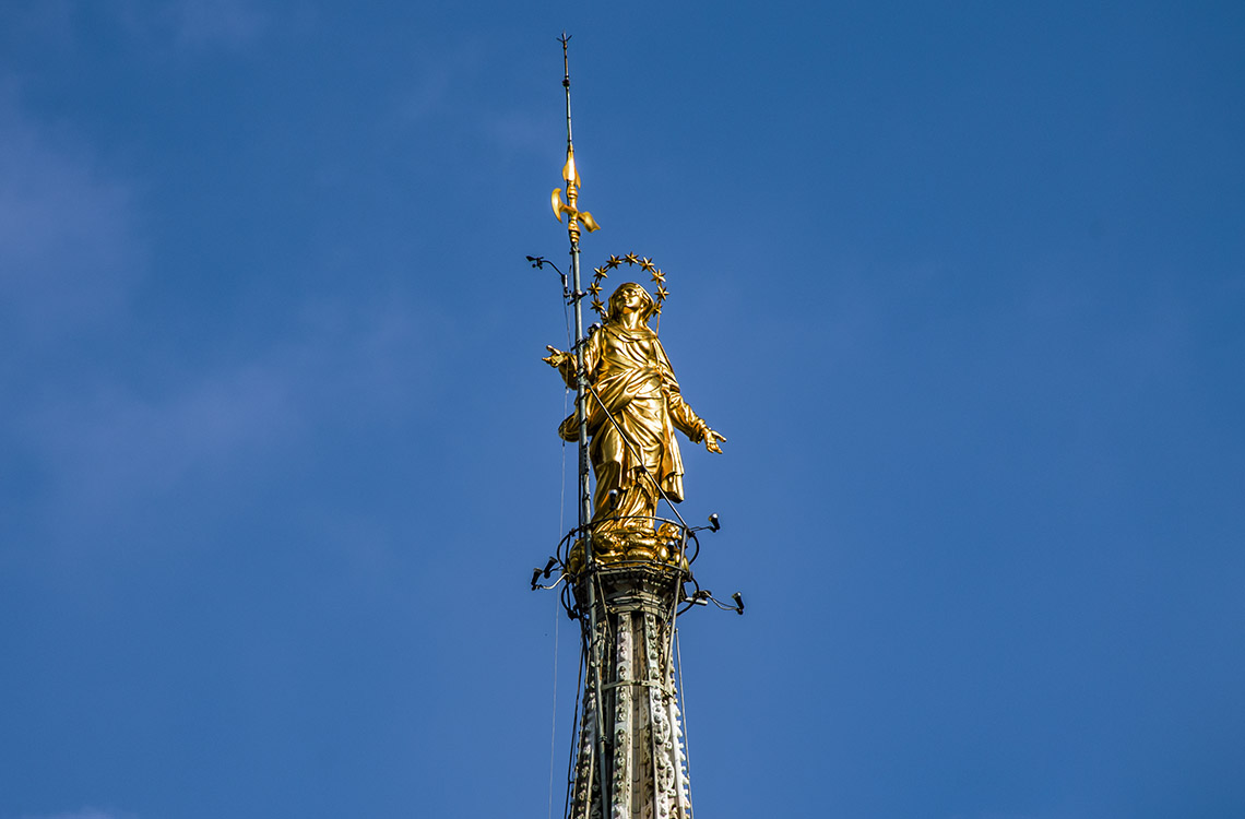 Украшающая шпиль скульптура Девы Марии