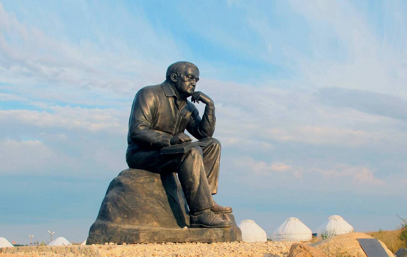 Памятник Льву Николаевичу Гумилёву в ЭТНОМИРе
