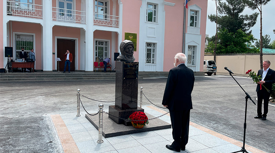 Бронзовый бюст Юрия Гагарина в Туркменистане