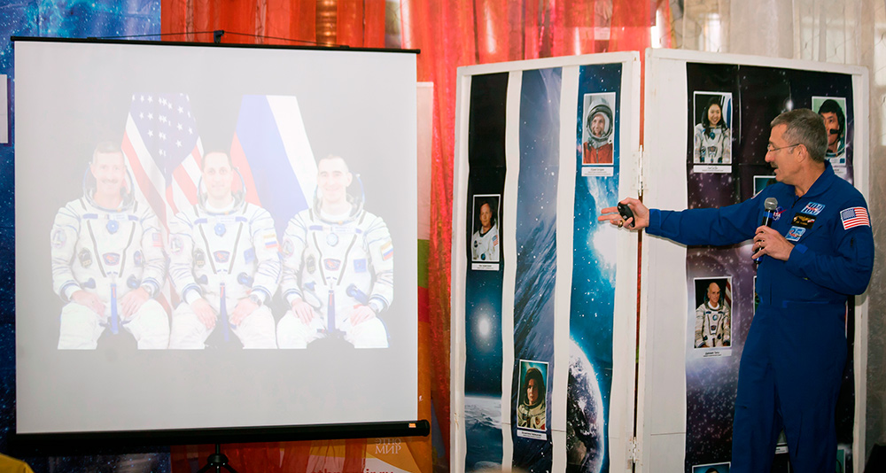 Астронавт Дэн Бёрбанк во время презентации