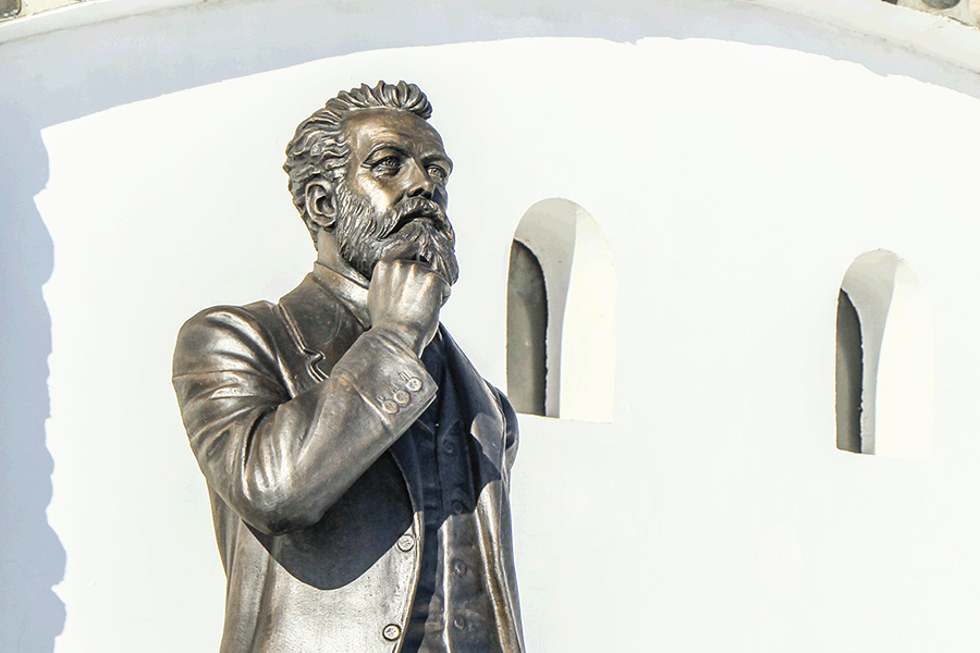 Памятник Жюлю Верну