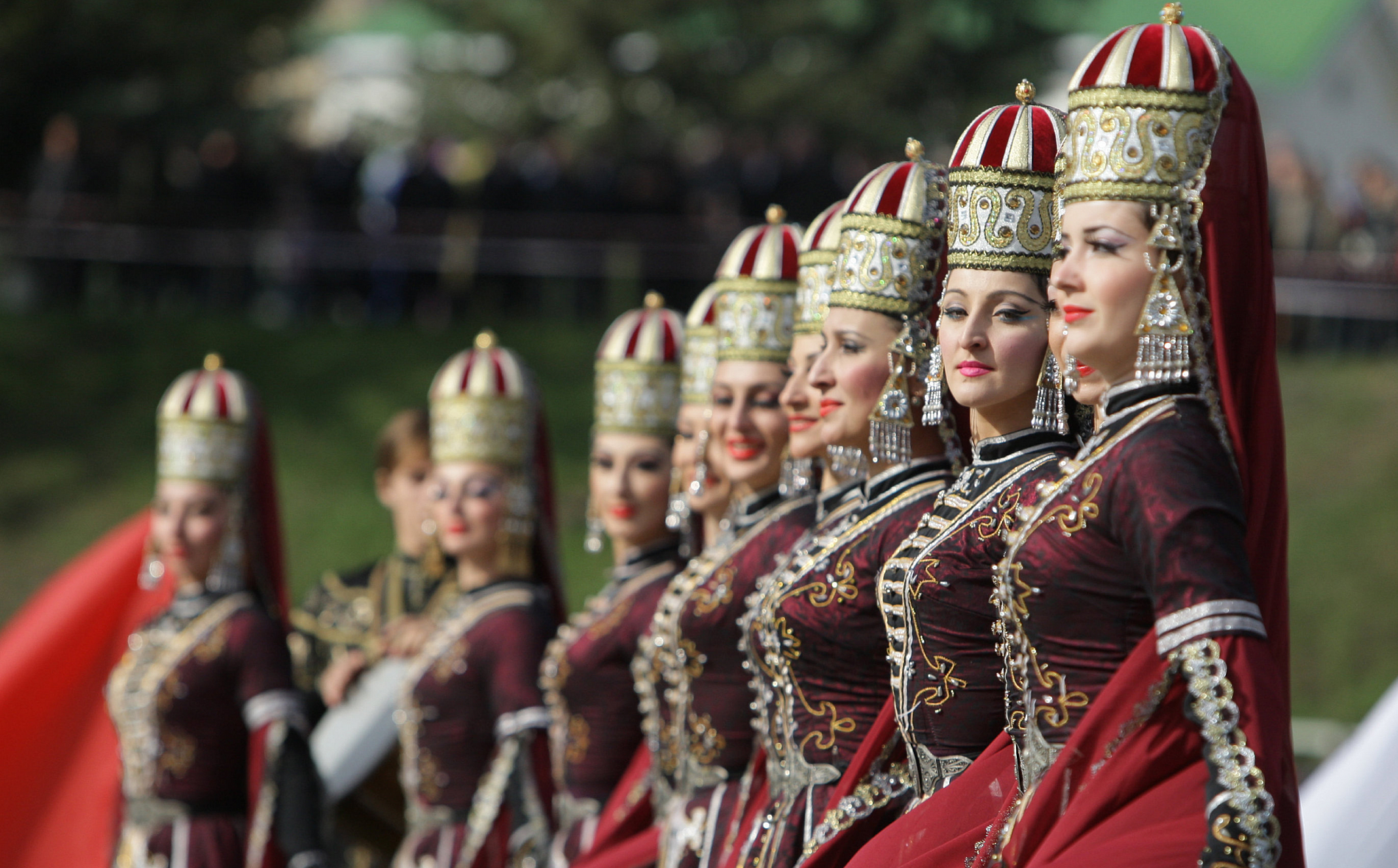 Адыгея население. Культура народов КБР. Национальные танцы КБР. Кабардино-Балкарская Республика Национальная одежда. День национального костюма в Адыгее.