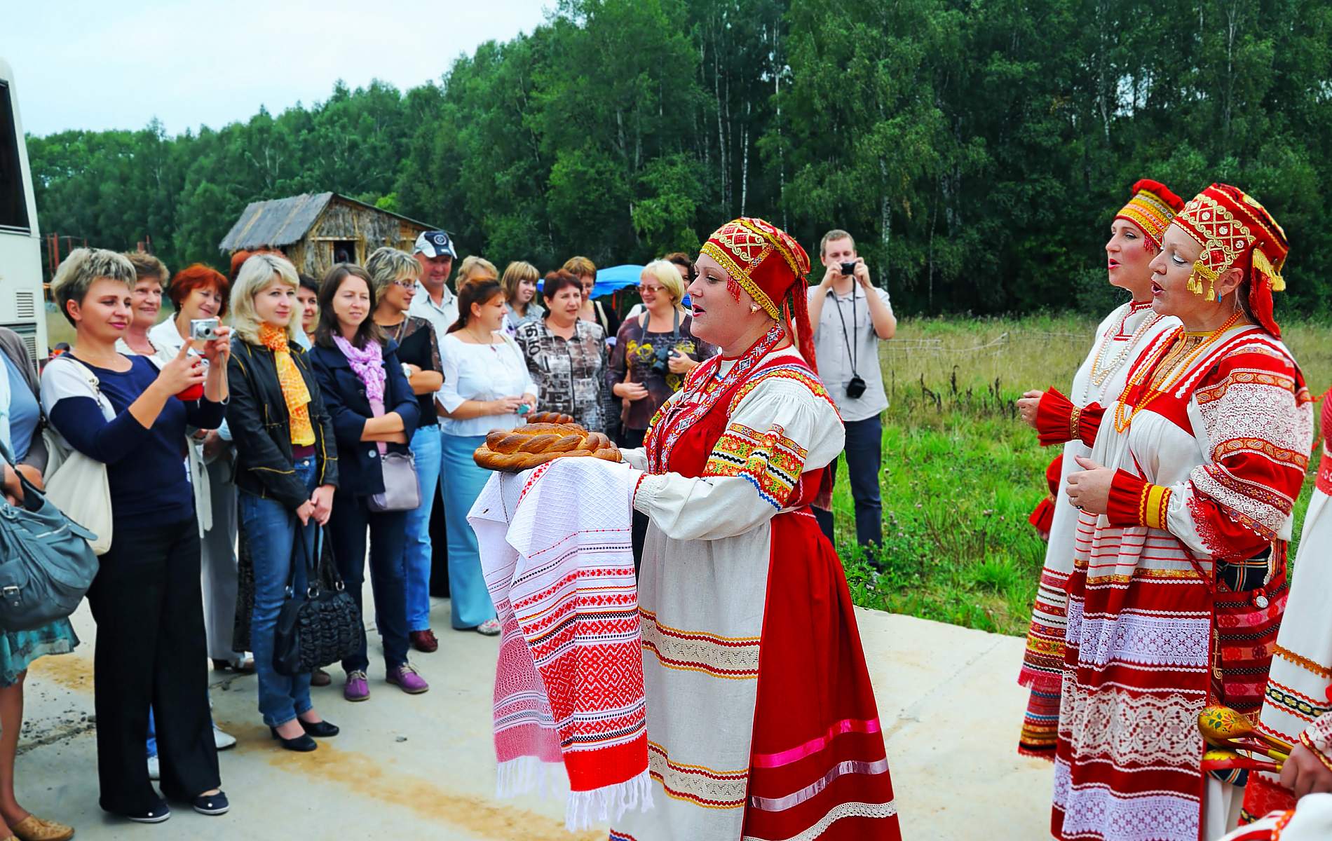 Фото девушки с караваем